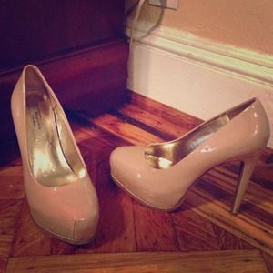Vera Wang Nude Pumps