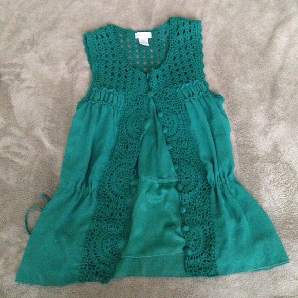 Sleeveless shirt with crochet detail.