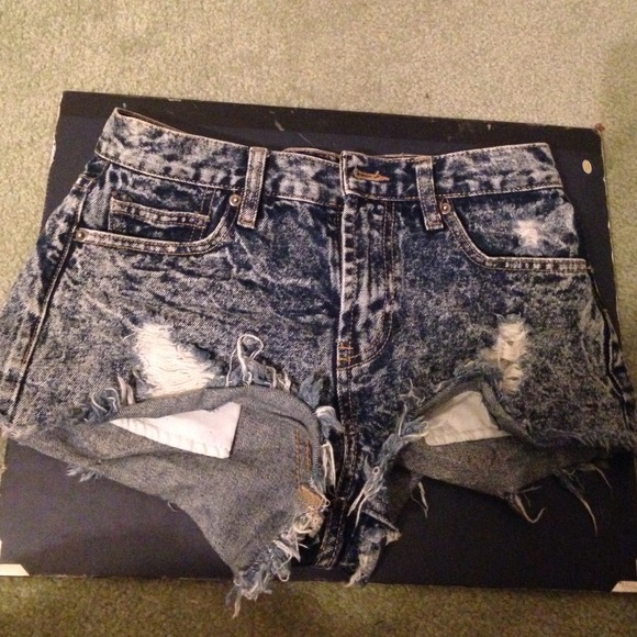 Medium waisted destroyed shorts