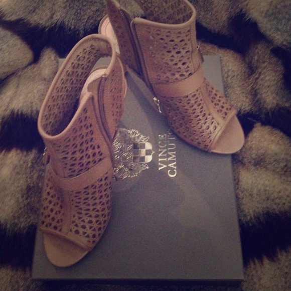 Vince Camuto Kaleen heel in Cafe
