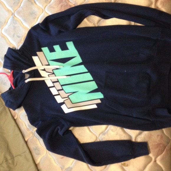 Too small nike sweater great condition