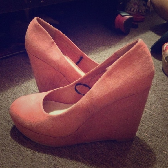 Adorable suede wedges