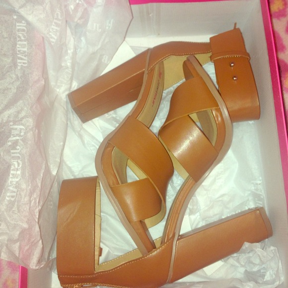 Brand new never worn , JUSTFAB COGNAC high heels🐯