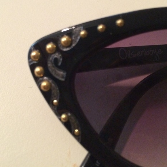 ✖️Sold✖️💎 2 Pairs of Retro Inspired sunglasses 💎 - Picture 2 of 3