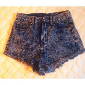 Blue vintage acid wash high-wasted denim shorts!