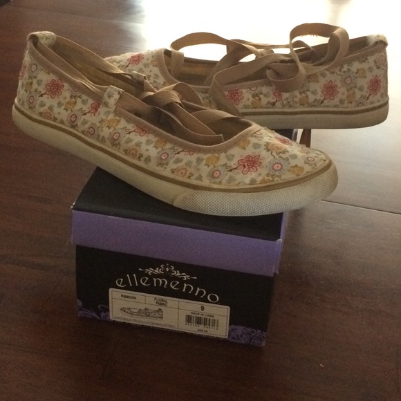 Ellemmeno Lace-up Floral Flats - Picture 2 of 4