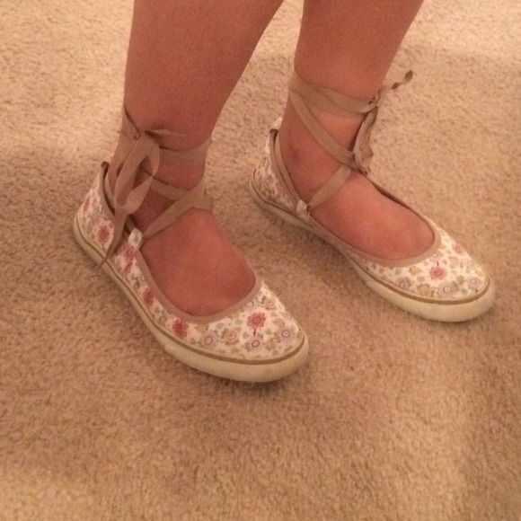 Ellemmeno Lace-up Floral Flats - Picture 4 of 4
