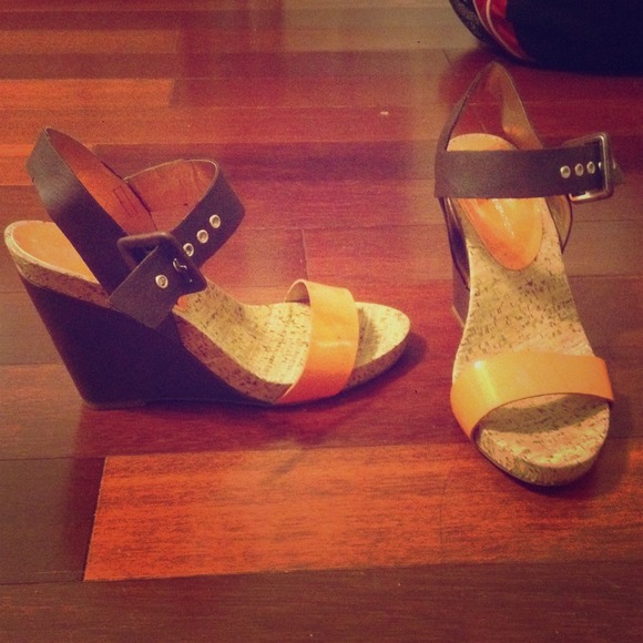 BCBG wedge