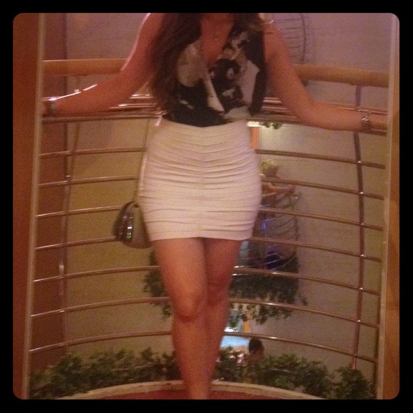 Flattering body con zippered skirt!