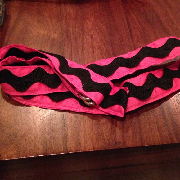 Hot pink ribbon belt with black ribbon wave