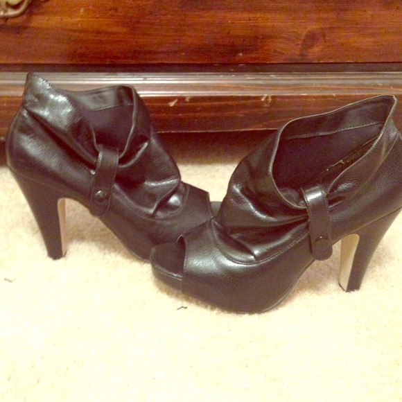 Madden Girl black booties