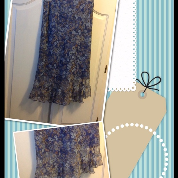 Elastic waist, lined skirt with ruffled opaque hem