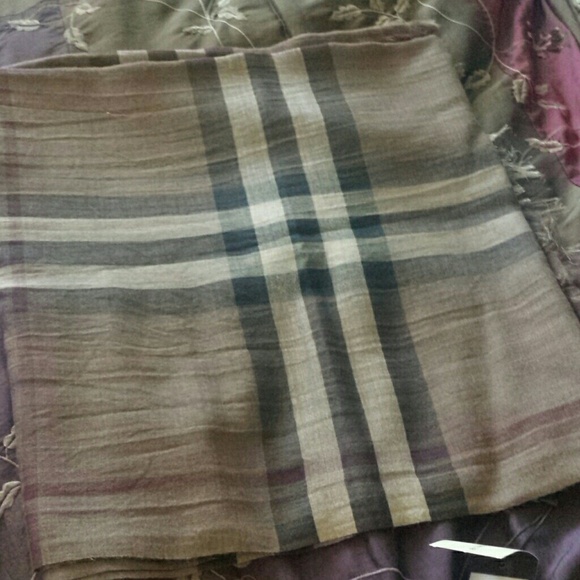 🚨SOLD ON TRADSEY🚨NWT BEAUTIFUL BURBERRY SCARF!! - Picture 2 of 4