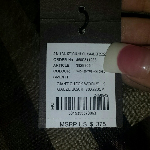 🚨SOLD ON TRADSEY🚨NWT BEAUTIFUL BURBERRY SCARF!! - Picture 4 of 4