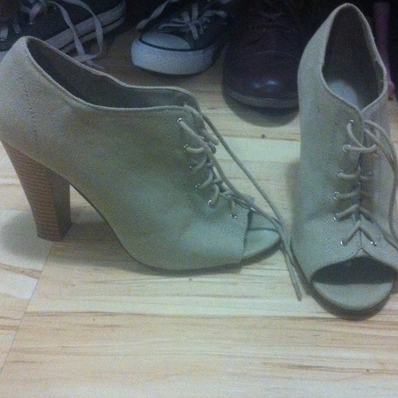 Beige heels - Picture 1 of 1