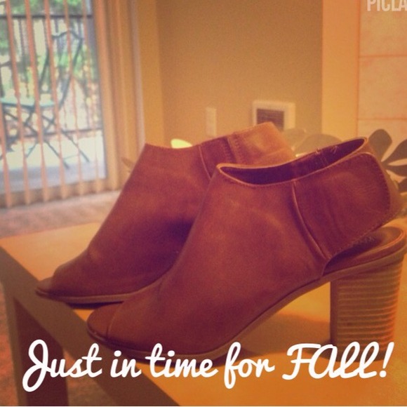 Tan peep toe shoes.