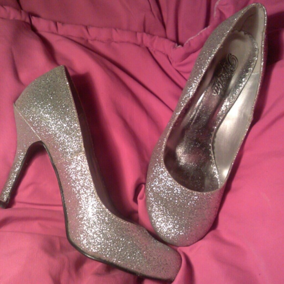 Super cute silver glittery pumps