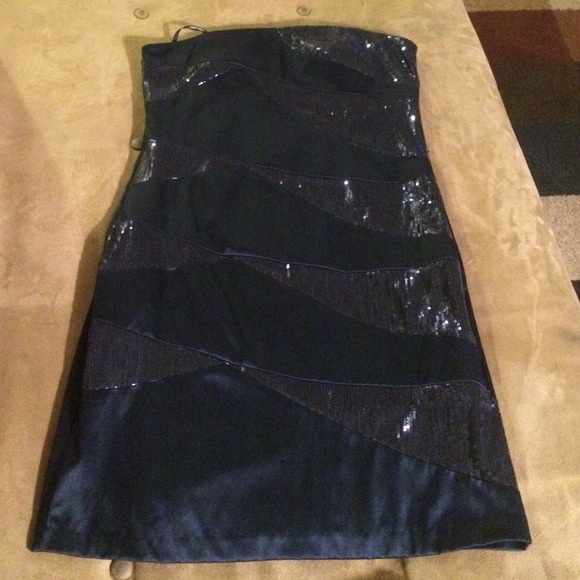 Navy blue tube dress.