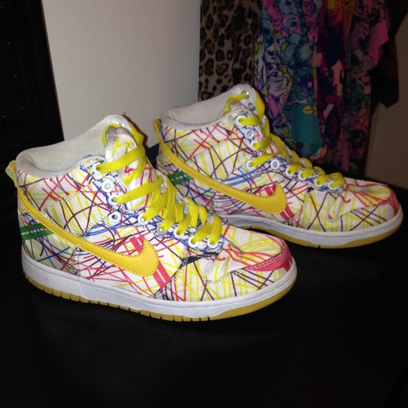 Nike Size 8 Super Cute Unique Confetti Shoes - Picture 4 of 4