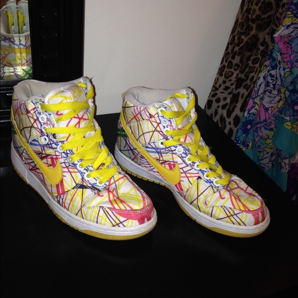 Nike Size 8 Super Cute Unique Confetti Shoes - Picture 2 of 4