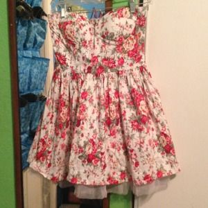 SALE✨ White Floral Strapless Dress