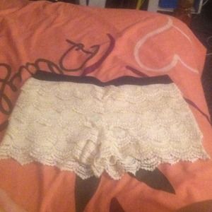 NWOT Scallop lace shorts!