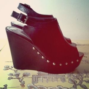 Black wedges