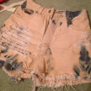 Highwaisted bleached and distressed shorts