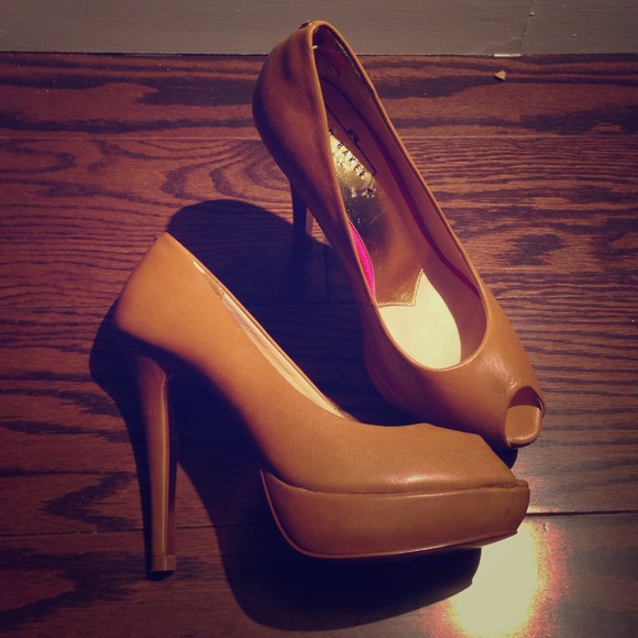 TED BAKER peep toe heel