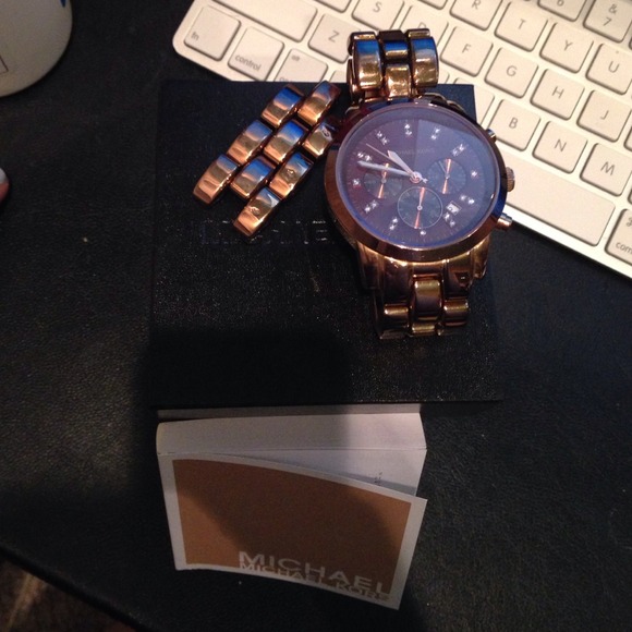 Michael Kors Rose Gold Watch - Picture 4 of 4