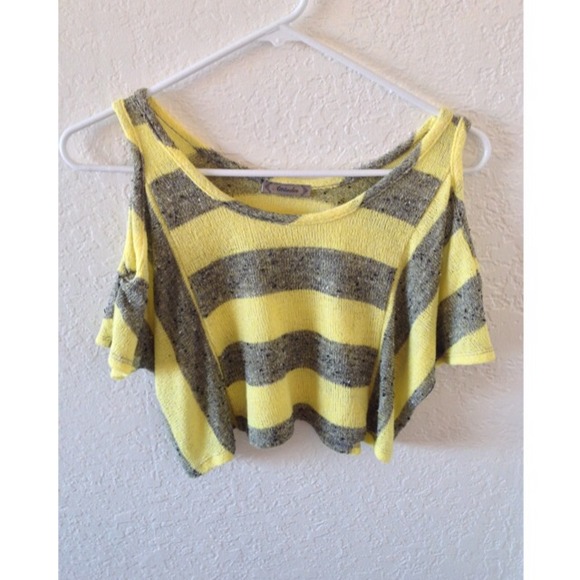 striped crop top😊