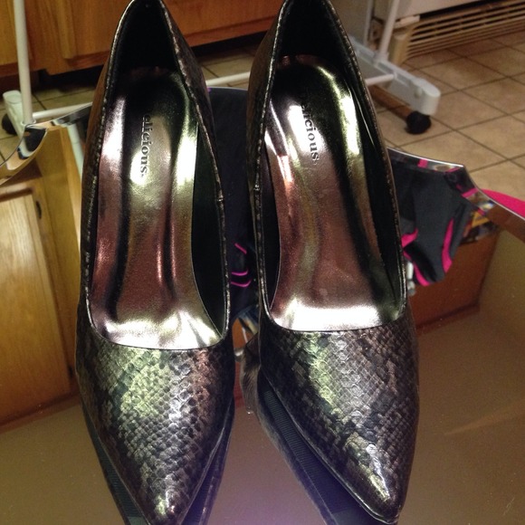 Shoes - Picture 3 of 3