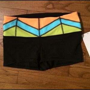 Reserved @dunbarj ! NWT lulu black boogie short!