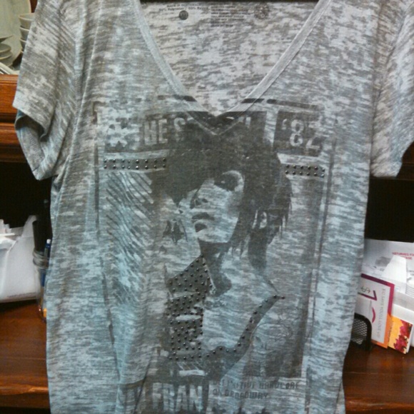 Gray t shirt