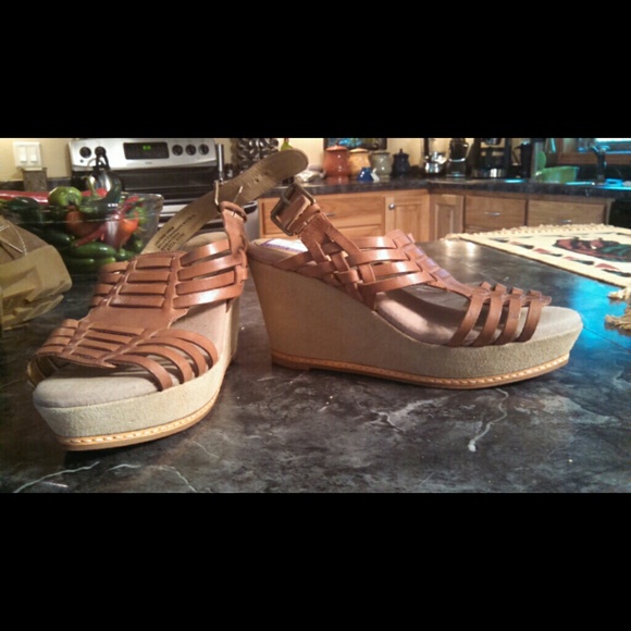 Brown wedge