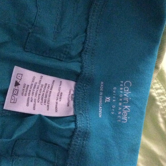 Calvin Klein cargo capris that can turn into pants - Picture 3 of 3
