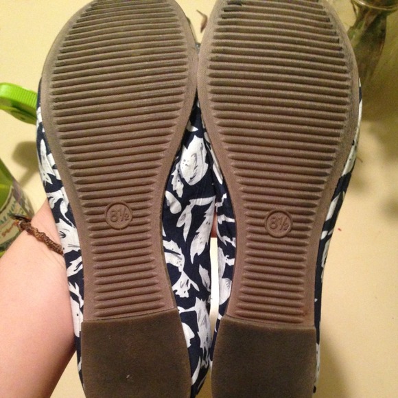 Blue and white flats - Picture 2 of 2