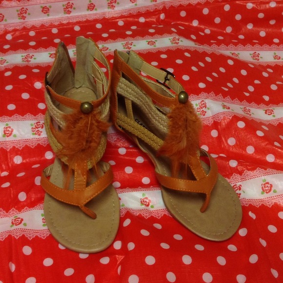 Sandals with feathers