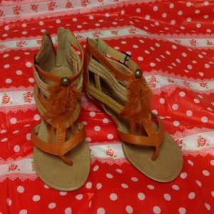 Sandals with feathers