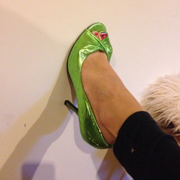 Chinese Laundry peridot green statement shoes! - Picture 2 of 4