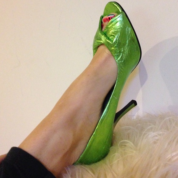 Chinese Laundry peridot green statement shoes! - Picture 3 of 4
