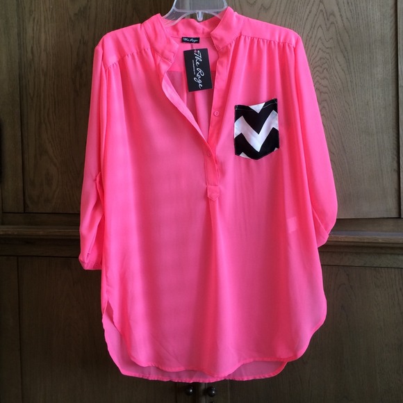 the Rage Tops - NWT Pink top a/Chevron pocket pattern