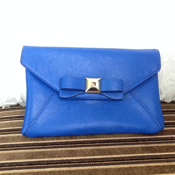 📦SOLD IN BUNDLE📦 - Blue Bow Clutch - Picture 2 of 5