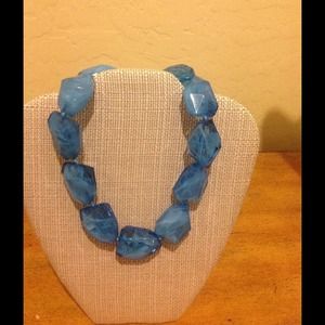 BLUE ACRYLIC STONES NECKLACE