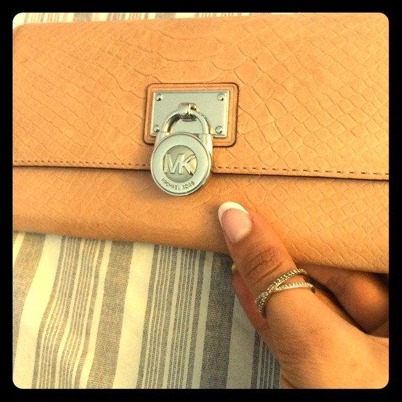 Michael Kors Handbags - NWOT Michael Kors Wallet light pink