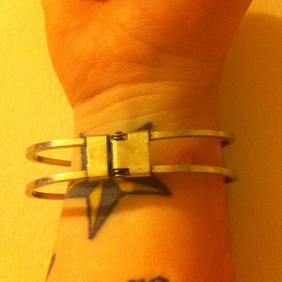 Unique clip bracelet - Picture 3 of 4