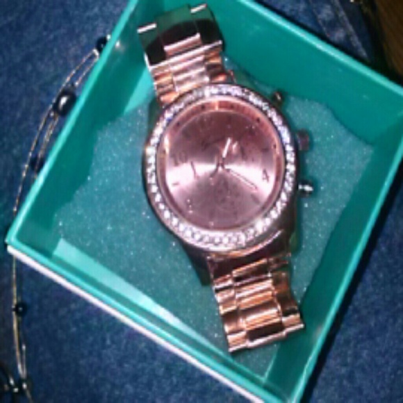 Sparkly! Geneva Goldtone Rhinestone Watch RUNS - Picture 4 of 4