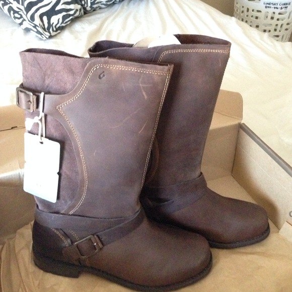 ✨BRAND NEW✨OLUKAI BOOTS