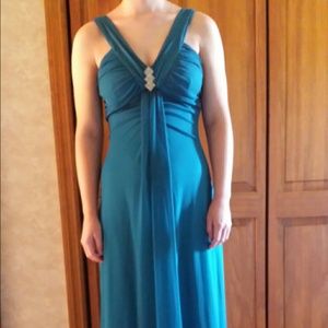 Floor lenght homecoming teal sleeveless dress.
