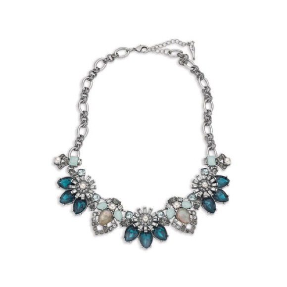 Collar necklace